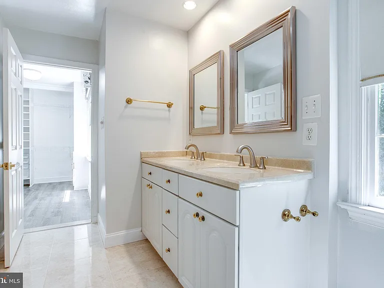 8500 Brook Rd — Photo 30