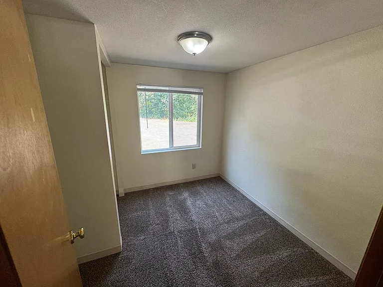468 - 820 SW Grove Street — Photo 9