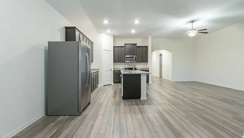 4 bed, 2.0 bath, 1845 sqft, $1,950 — Photo 3