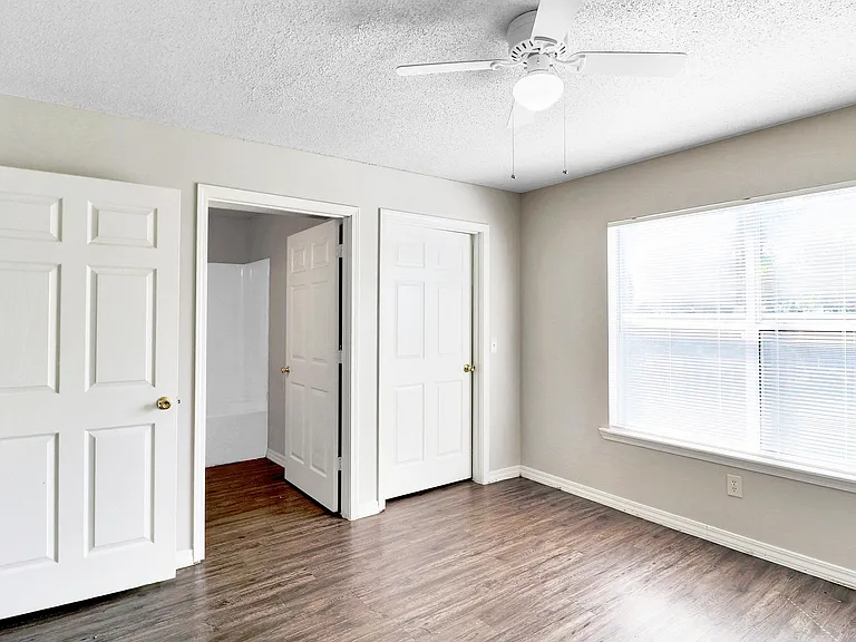Chamberland Square Apartments — Photo 8