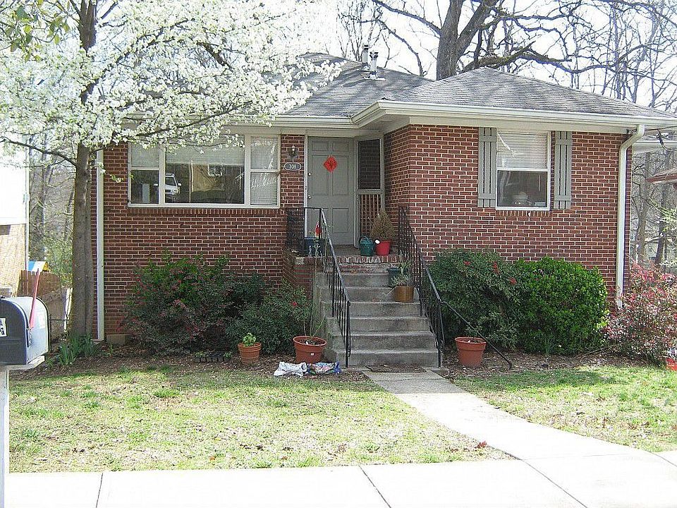 Charming duplex on quiet street within walking distance of Oakhurst Village