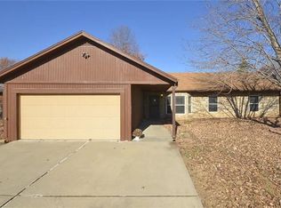 11 Sandi Cir, Dearborn, MO 64439