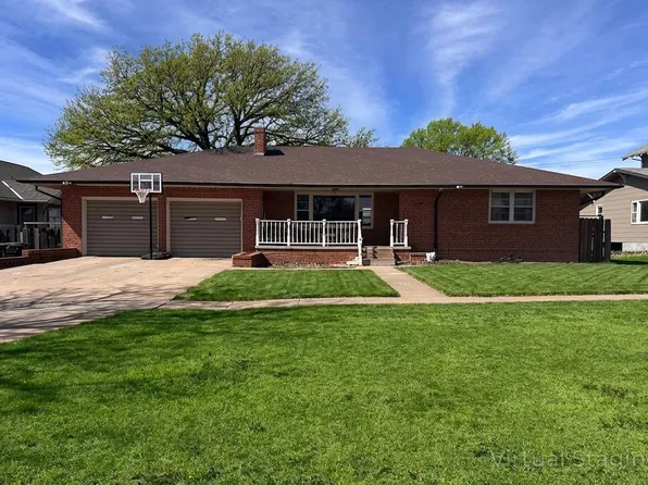 657 1st St, Phillipsburg, KS 67661