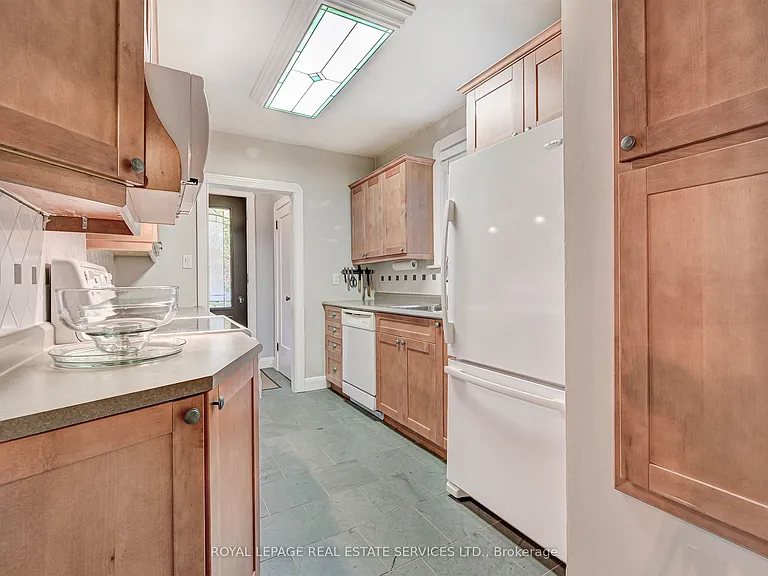884 Royal York Rd — Photo 10