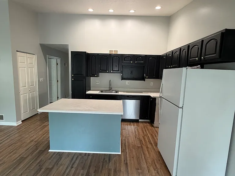120 Pine Ave #120 — Photo 1
