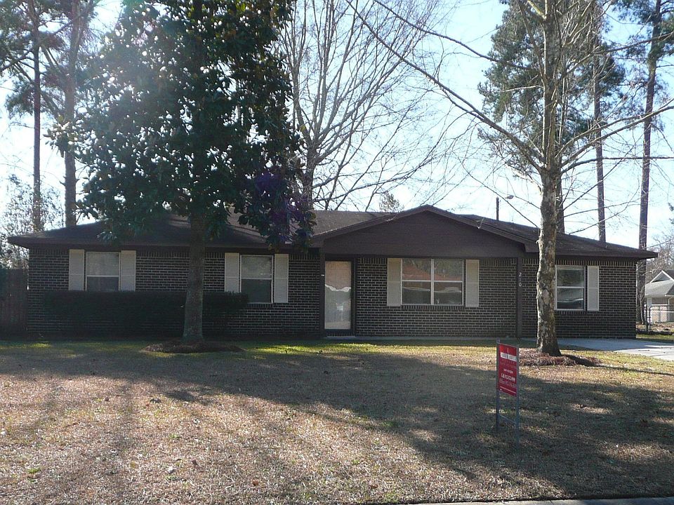 FULL BRICK HOME. MANICURED LAWN W/MATURE LANDSCAPING 