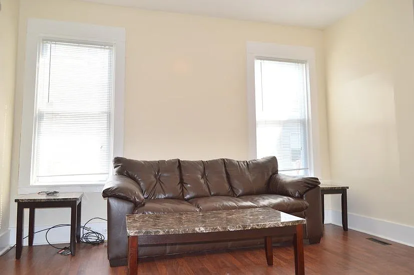 4 bed, $2,600 — Photo 2