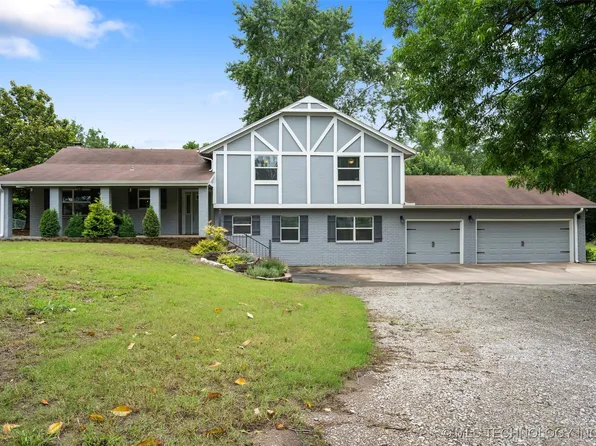 9802 E Clover Creek Dr, Claremore, OK 74017