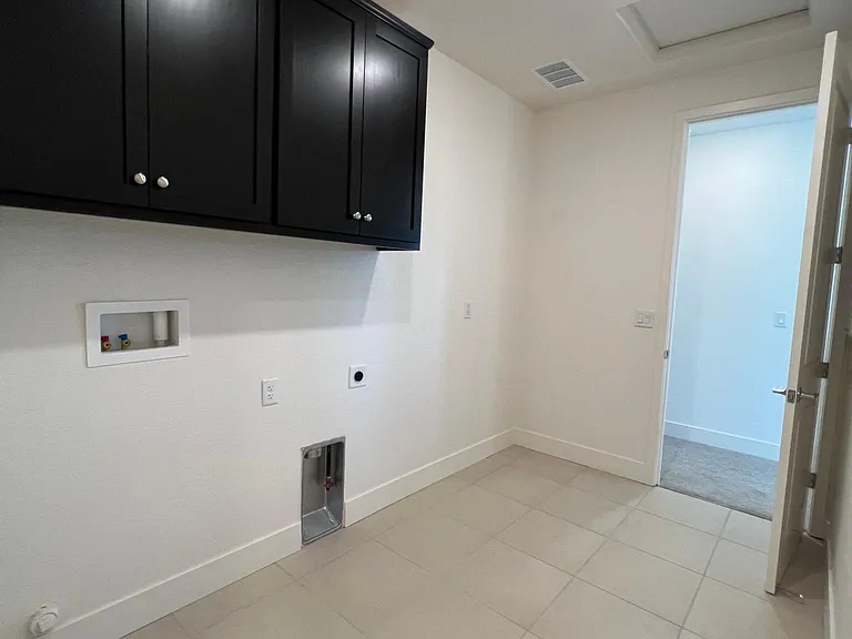 Laundry room w/ hookups only