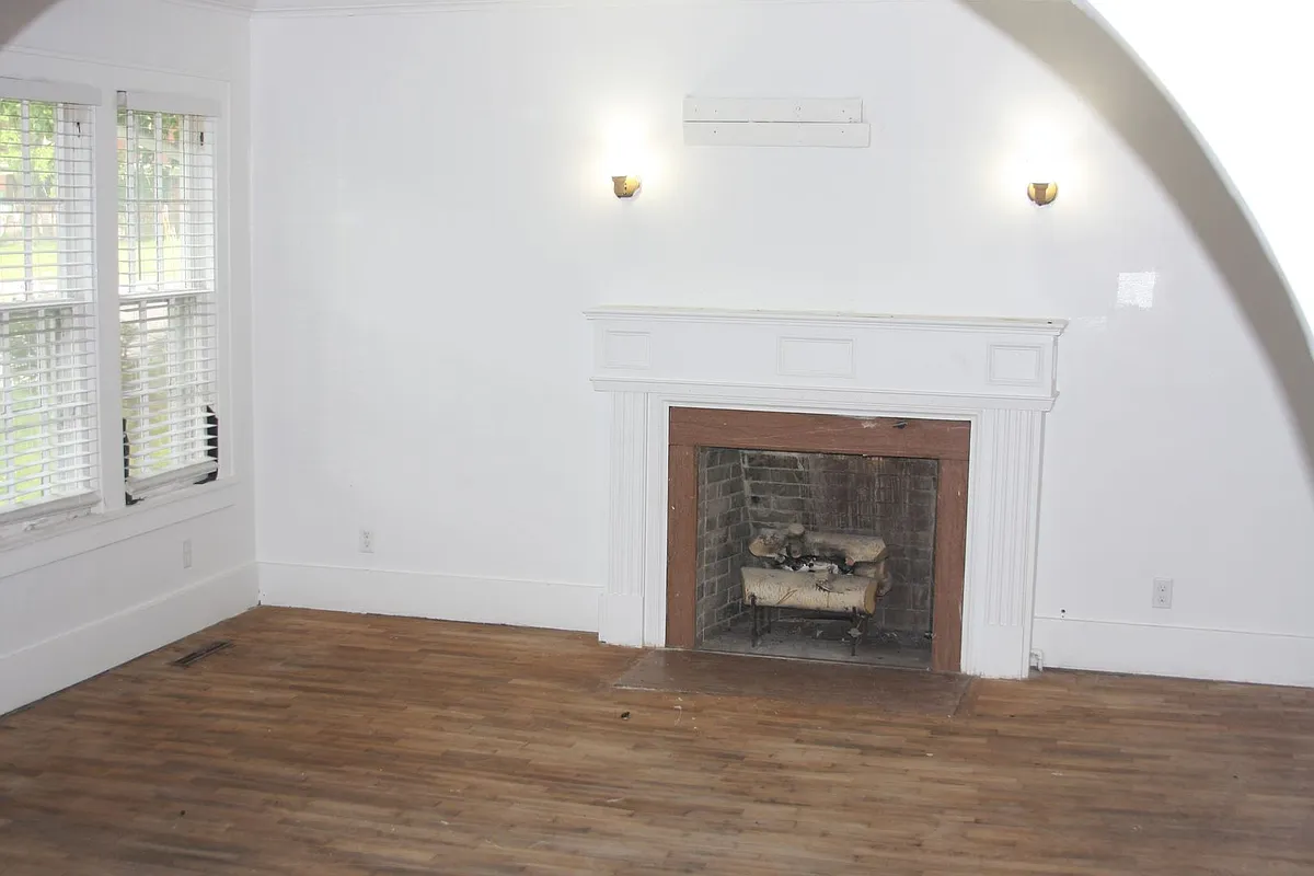 Building Photo - 722 W Cherry St