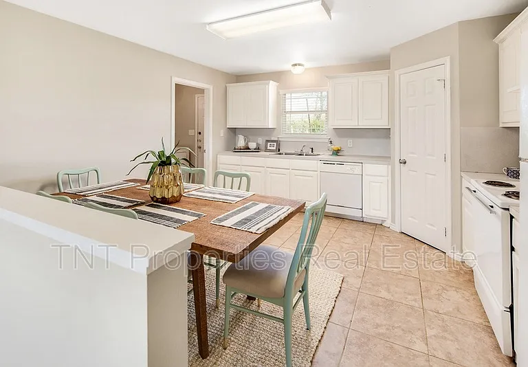 9803 Riskys Ranch Dr — Photo 12