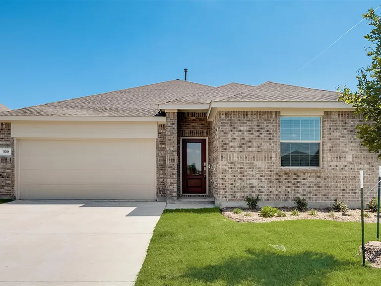 1109 Sassafras Dr — Photo 2