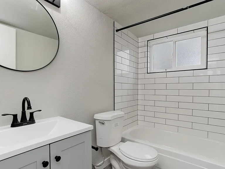 1 and 2 Bedroom Modern Renovated Living with a Community Courtyard & Dog Park in North Denver — Photo 18