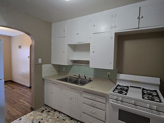 3rd image of 400 S Hydraulic Ave