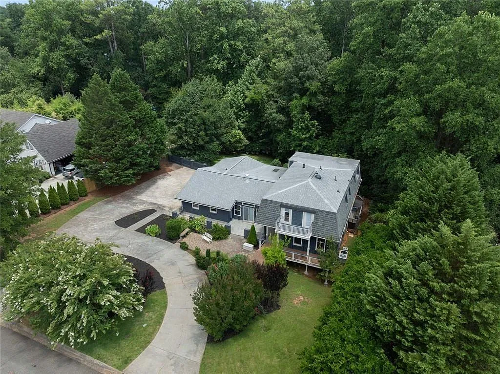 6 bed, 7.0 bath, 5727 sqft, $6,000 — Photo 2