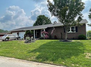 11 Raceview Dr, Ona, WV 25545