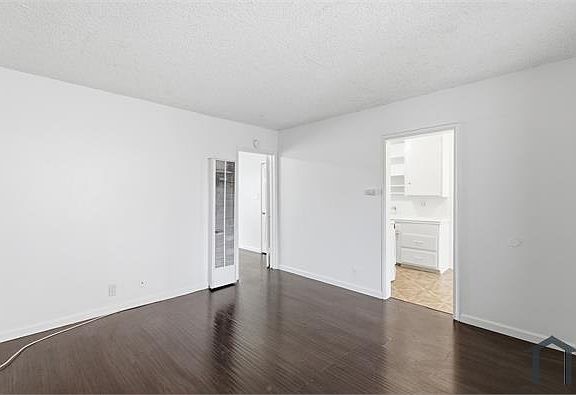 4th image of 1425 Cedar Ave #I