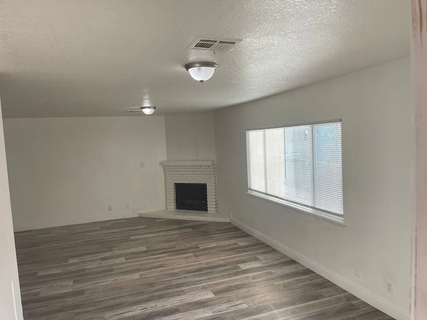 2 Bedroom 2 Bath, Second Floor Unit, No Carpet, Near Nellis Afb! — Photo 4