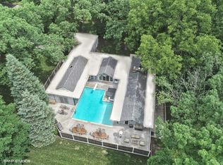 21 Hawthorn Dr, Hawthorn Woods, IL 60047