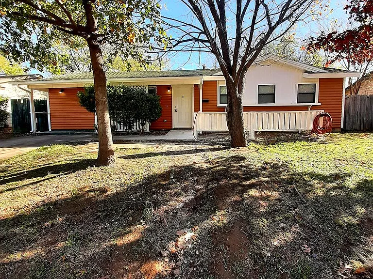 816 Denton Dr — Photo 1