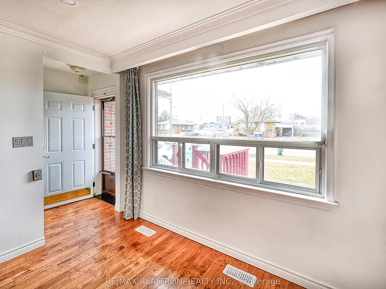 93 Mountland Dr #MAIN FLOOR — Photo 3