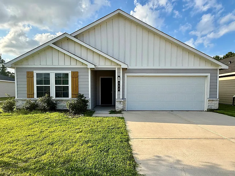 302 Del Monte Dr — Photo 1