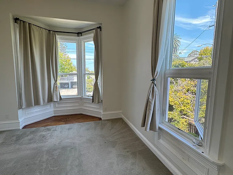 Master Bedroom - 4 Large windows (3 Bay windows)
