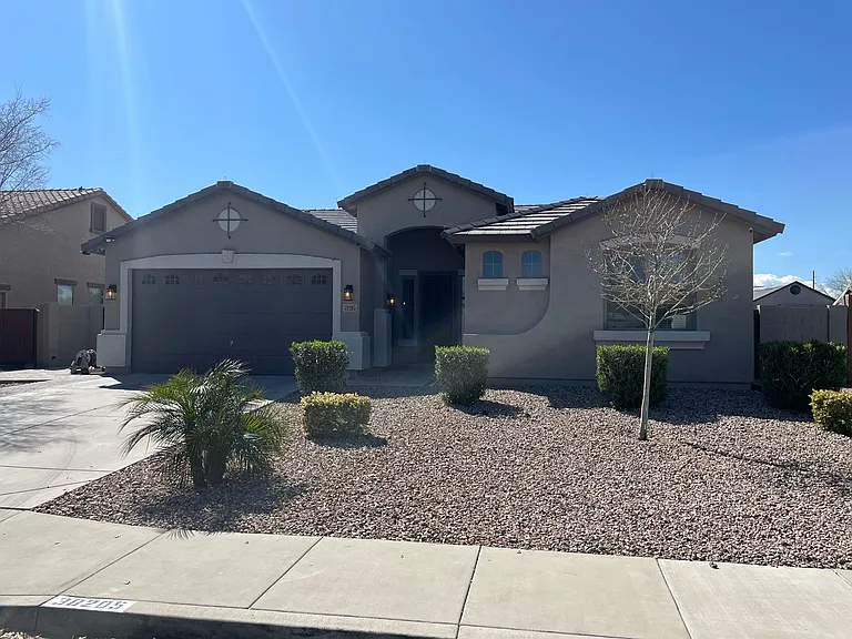 38205 W Montserrat St — Photo 1