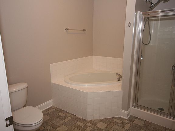 5th image of 1936-102 Tara Ct