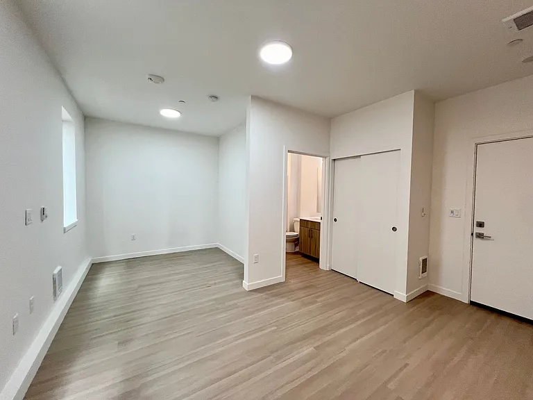 Greenwich Ave Apartments — Photo 9