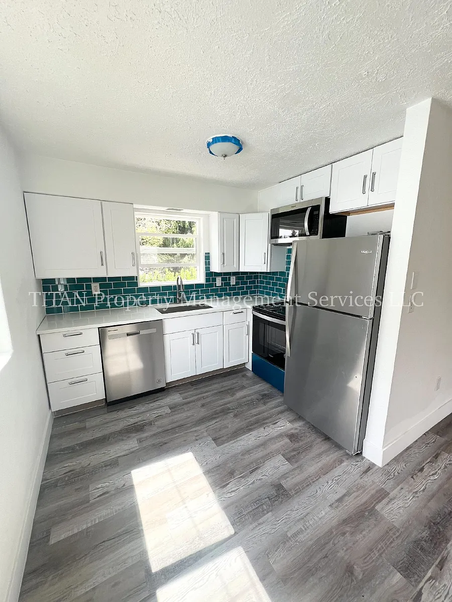 Building Photo - 1135 13th St NE #4