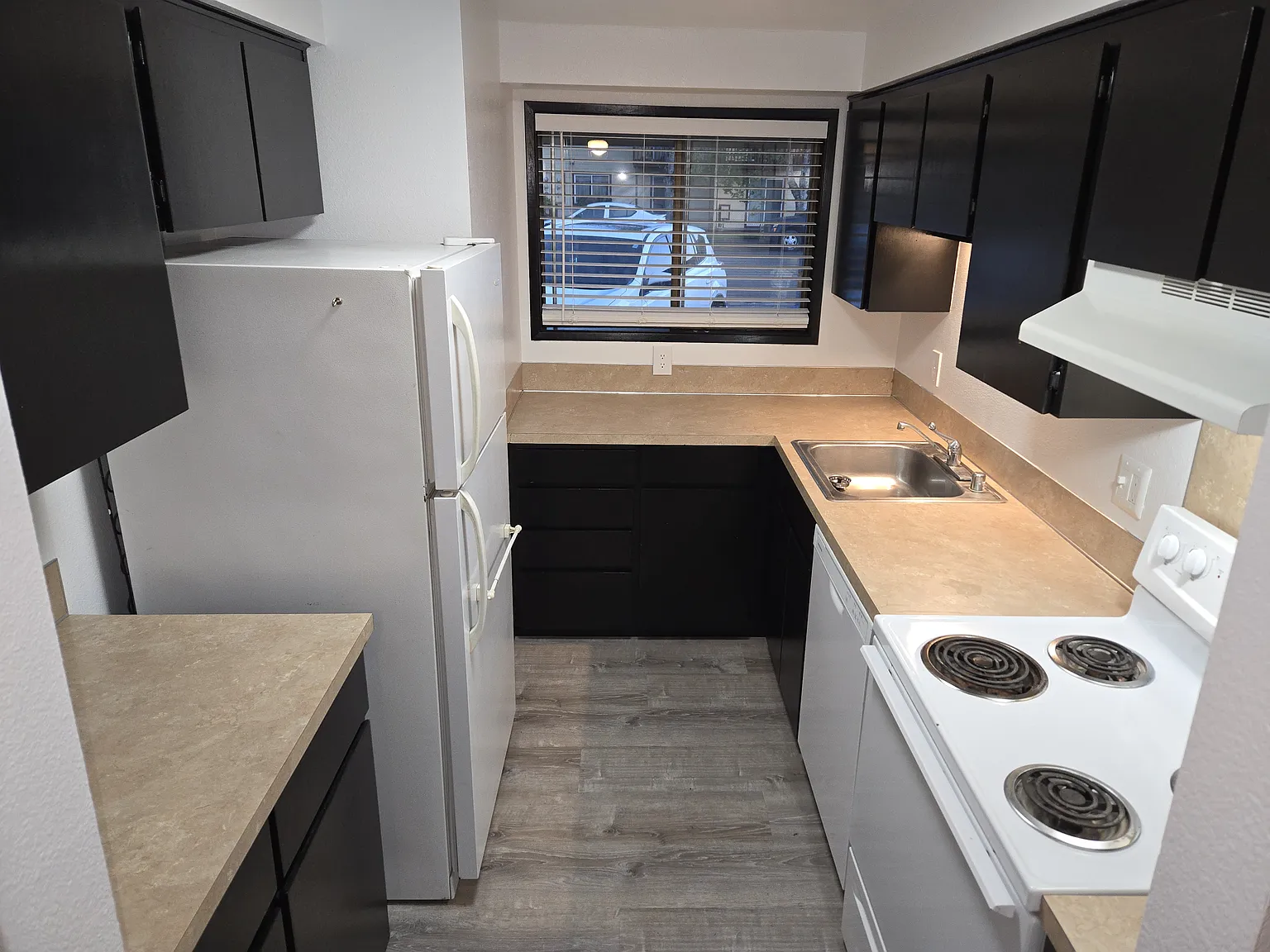2 bed, 1.5 bath, 1000 sqft, $1,650 — Photo 2