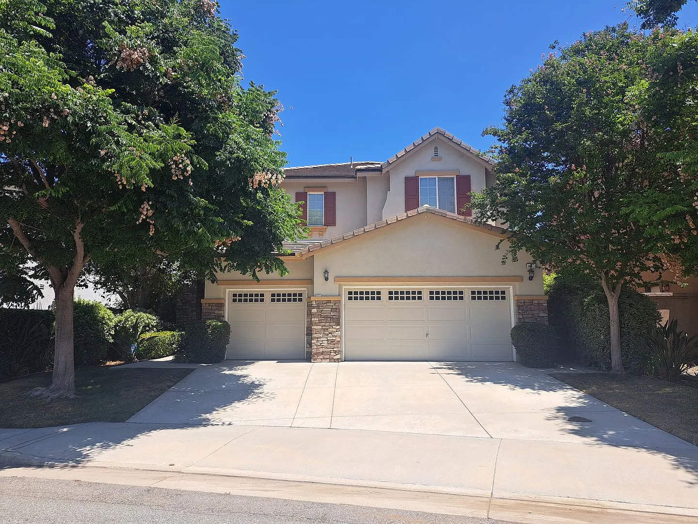 Beautiful 5 bedroom 3 bath home — Photo 2