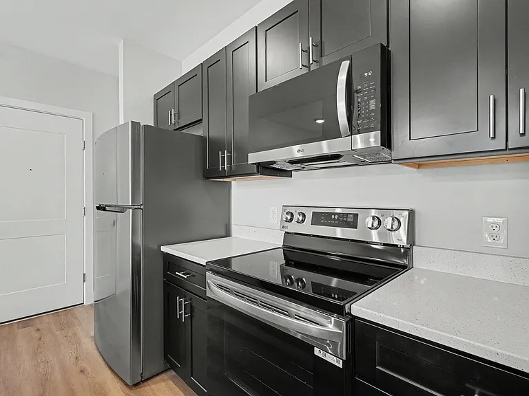 512 W Clark St — Photo 40