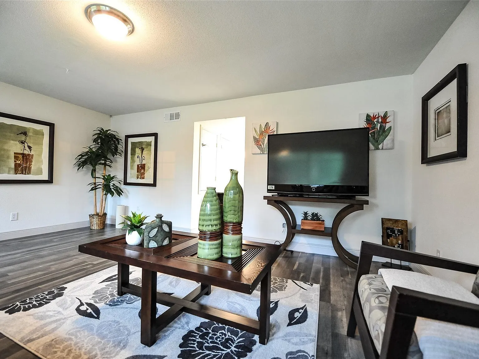 2 bed, 1.0 bath, 904 sqft, $1,700 — Photo 2