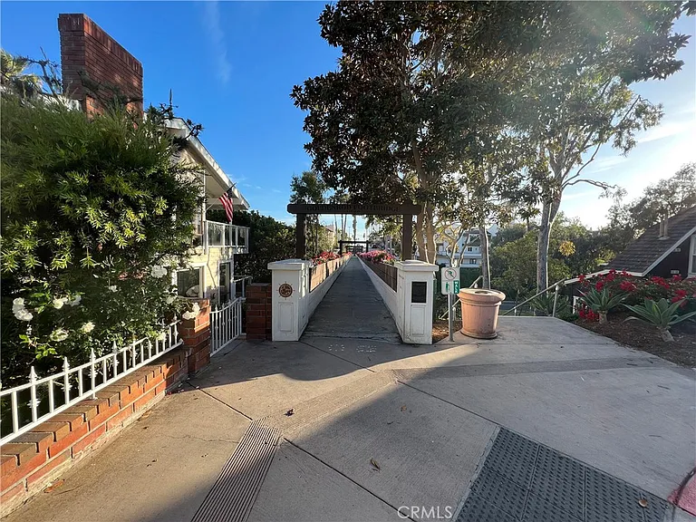 608 Heliotrope Ave — Photo 56