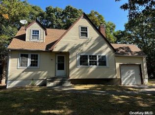 4 Oakland Dr W, Riverhead, NY 11901