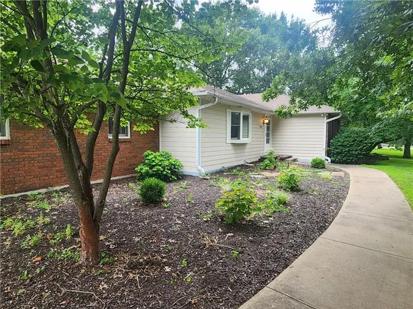 26511 W 322nd St, Paola, KS 66071