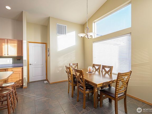3rd image of 225 E Inglewood Drive