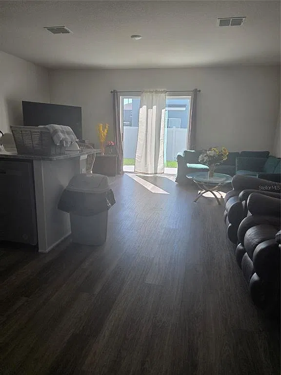 3 bed, 2.5 bath, 1460 sqft, $2,300 — Photo 3