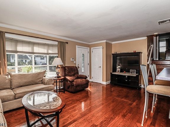 3rd image of 72 Amelia Ave
