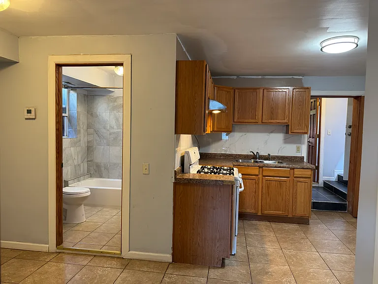 2616 S Hillock Ave #BASEMENT — Photo 8