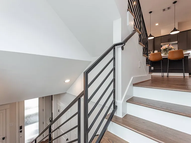 605 Middle St — Photo 9