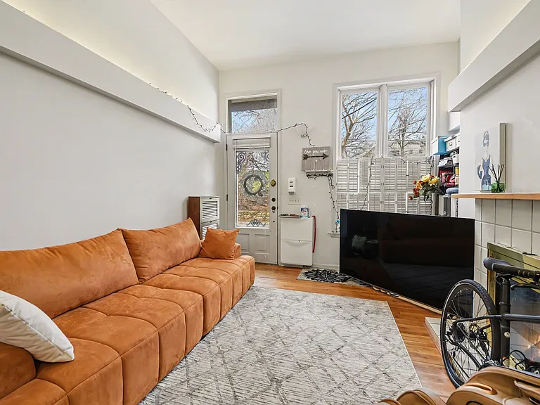 923 Paradrome St — Photo 3
