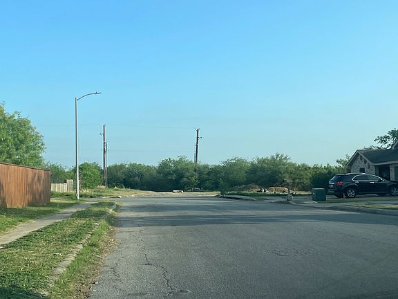 4th image of 9242 Emerald Port Dr
