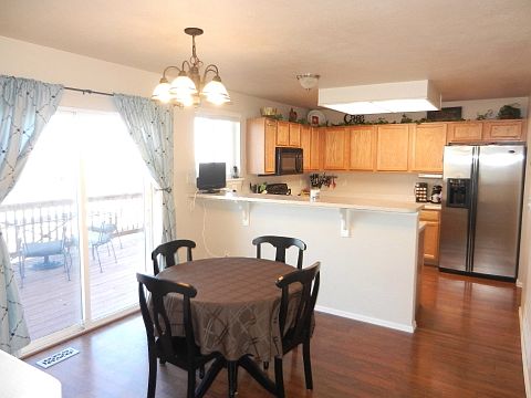 Spacious eatin kitchen w breakfast bar