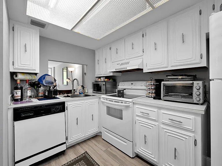 103 Royal Park Dr #2E — Photo 9
