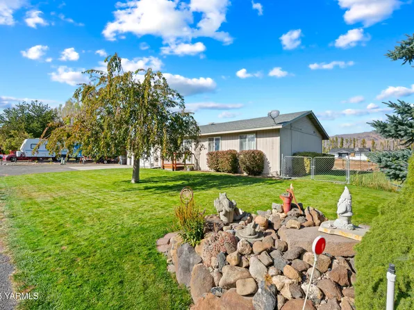 402 Orchard Ln, Tieton, WA 98947