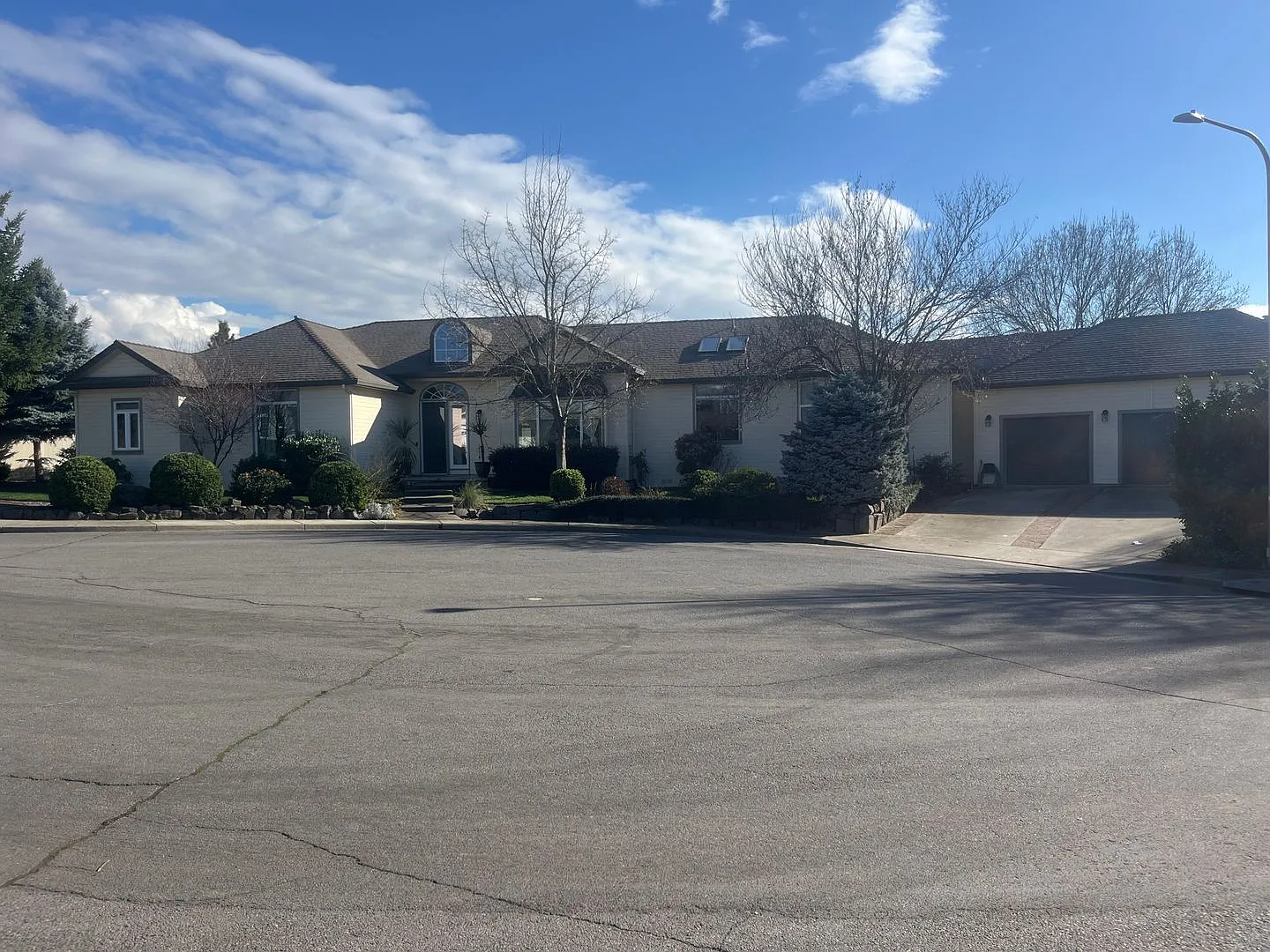 Luxury Home in East Medford — Photo 1