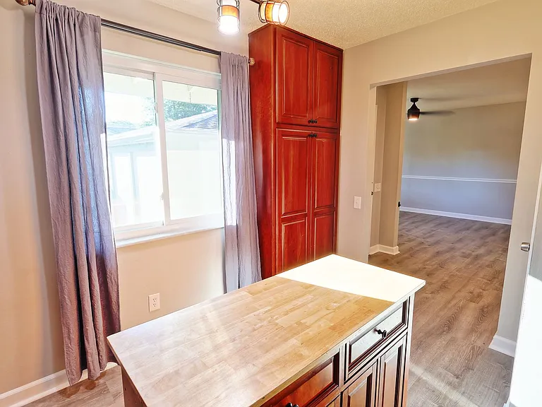 975 Barbizon Dr — Photo 10